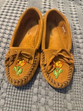Minnetonka leather Moccasins in Tan with Multicolor Bead Flower size 9